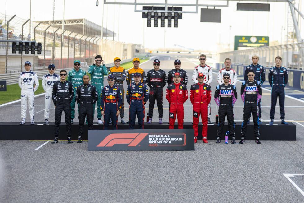 Foto zur News: So sieht das Formel-1-Starterfeld in der Saison 2023 aus. Diese Gruppenfotos haben Tradition, weshalb wir die Exemplare der 20 vergangenen Jahre in dieser Bilderstrecke zusammengestellt haben. Einfach weiterklicken!