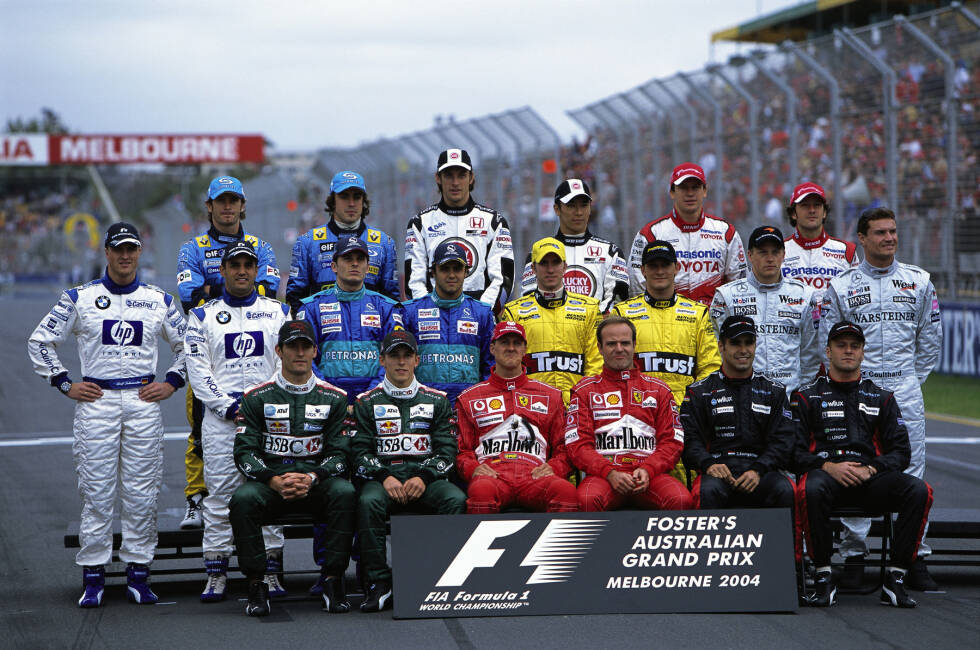 Foto zur News: 2004 - Vorne: M. Webber, C. Klien, M. Schumacher, R. Barrichello, Z. Baumgartner, G. Bruni; Mitte: R. Schumacher, J. P. Montoya, G. Fisichella, F. Massa, N. Heidfeld, G. Pantano, K. Räikkönen, D. Coulthard; Hinten: J. Trulli, F. Alonso, J. Button, T. Sato, O. Panis, C. da Matta.