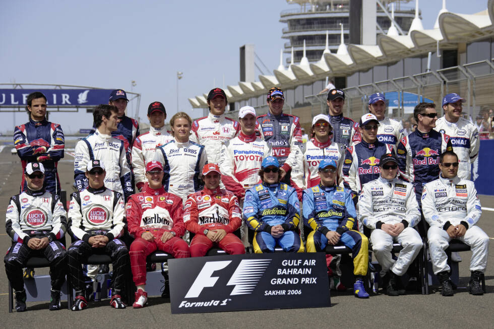 Foto zur News: 2006 - Vorne: R. Barrichello, J. Button, M. Schumacher, F. Massa, F. Alonso, G. Fisichella, K. Räikkönen, J. P. Montoya; Mitte: M. Webber, N. Rosberg, R. Schumacher, J. Trulli, C. Klien, D. Coulthard; Hinten: V. Liuzzi, S. Speed, T. Sato, Y. Ide, C. Albers, T. Monteira, N. Heidfeld, J. Villeneuve.