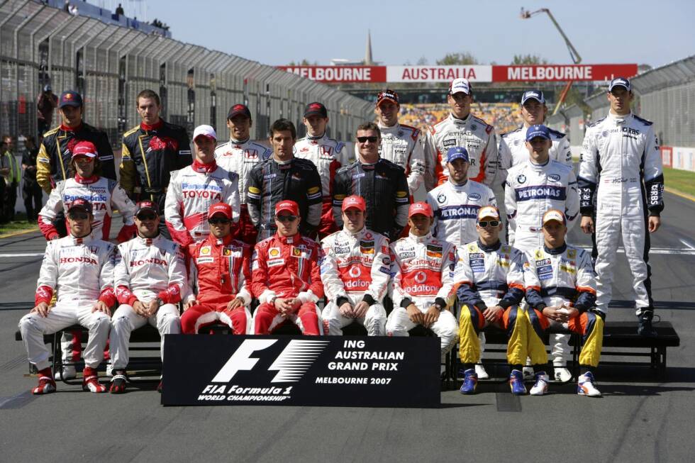 Foto zur News: 2007 - Vorne: J. Button, R. Barrichello, F. Massa, K. Räikkönen, F. Alonso, L. Hamilton, G. Fisichella, H. Kovalainen; Mitte: J. Trulli, R. Schumacher, M. Webber, D. Coulthard, N. Heidfeld, R. Kubica; Hinten: V. Liuzzi, S. Speed, T. Sato, A. Davidson, C. Albers, S. Sutil, N. Rosberg, A. Wurz.