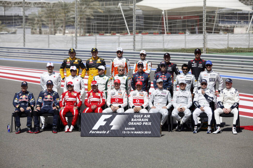 Foto zur News: 2010 - Vorne: S. Vettel, M. Webber, F. Massa, F. Alonso, J. Button, L. Hamilton, M. Schumacher, N. Rosberg, R. Barrichello, N. Hülkenberg; Mitte: P. de la Rosa, K. Kobayashi, J. Trulli, H. Kovalainen, S. Buemi, J. Alguersuari, K. Chandhok, B. Senna; Hinten: R. Kubica, W. Petrow, A. Sutil, V. Liuzzi, T. Glock, L. di Grassi.
