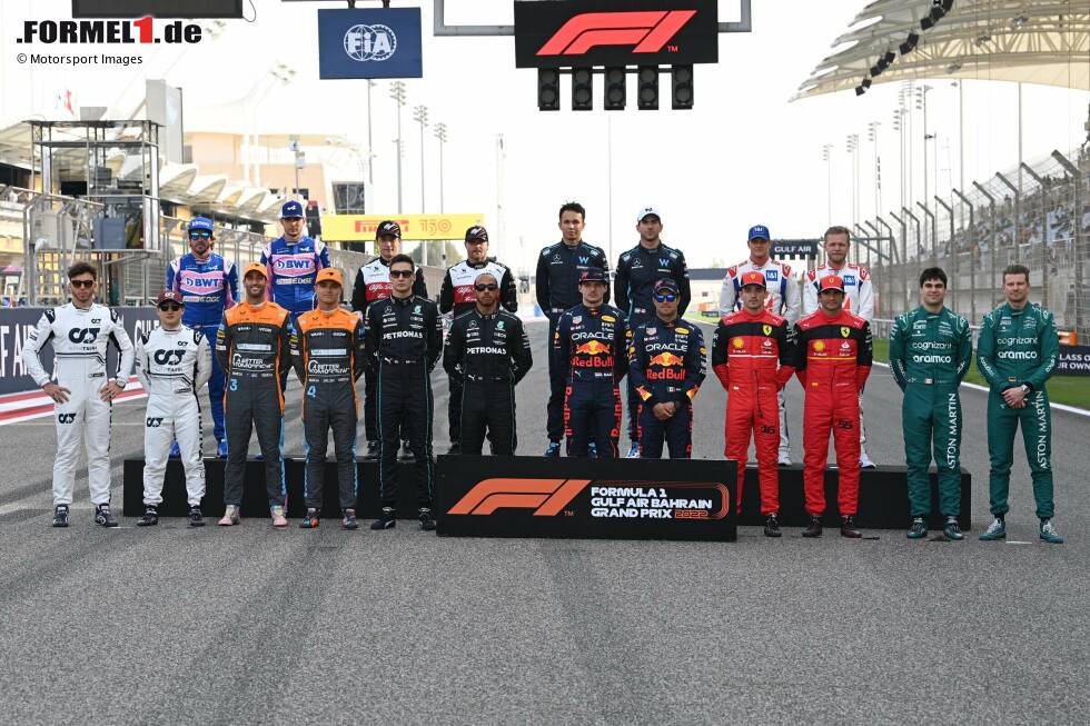 Foto zur News: 2022 - Vorne: P. Gasly, Y. Tsunoda, D. Ricciardo, L. Norris, G. Russell, L. Hamilton, M. Verstappen, S. Perez, C. Leclerc, C. Sainz Jr, L. Stzroll, N. Hülkenberg (Ersatz für S. Vettel); Hinten: F. Alonso, E. Ocon, G. Zhou, V. Bottas, A. Albon, N. Latifi, M. Schumacher, K. Magnussen.