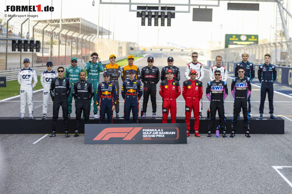 So sieht das Formel-1-Starterfeld in der Saison 2023 aus. Diese Gruppenfotos haben Tradition, weshalb wir die Exemplare der 20 vergangenen Jahre in dieser Bilderstrecke zusammengestellt haben. Einfach weiterklicken! So sieht das Formel-1-Starterfeld in der Saison 2023 aus. Diese Gruppenfotos haben Tradition, weshalb wir die Exemplare der 20 vergangenen Jahre in dieser Bilderstrecke zusammengestellt haben. Einfach weiterklicken!