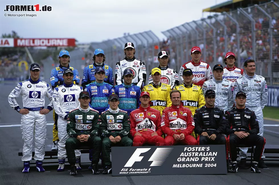 2004 - Vorne: M. Webber, C. Klien, M. Schumacher, R. Barrichello, Z. Baumgartner, G. Bruni; Mitte: R. Schumacher, J. P. Montoya, G. Fisichella, F. Massa, N. Heidfeld, G. Pantano, K. Räikkönen, D. Coulthard; Hinten: J. Trulli, F. Alonso, J. Button, T. Sato, O. Panis, C. da Matta. Foto zur News: 2004 - Vorne: M. Webber, C. Klien, M. Schumacher, R. Barrichello, Z. Baumgartner, G. Bruni; Mitte: R. Schumacher, J. P. Montoya, G. Fisichella, F. Massa, N. Heidfeld, G. Pantano, K. Räikkönen, D. Coulthard; Hinten: J. Trulli, F. Alonso, J. Button, T. Sato, O. Panis, C. da Matta.