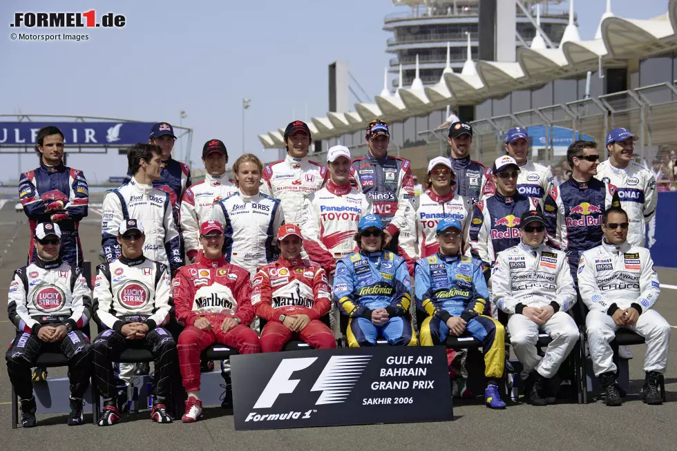 2006 - Vorne: R. Barrichello, J. Button, M. Schumacher, F. Massa, F. Alonso, G. Fisichella, K. Räikkönen, J. P. Montoya; Mitte: M. Webber, N. Rosberg, R. Schumacher, J. Trulli, C. Klien, D. Coulthard; Hinten: V. Liuzzi, S. Speed, T. Sato, Y. Ide, C. Albers, T. Monteira, N. Heidfeld, J. Villeneuve. Foto zur News: 2006 - Vorne: R. Barrichello, J. Button, M. Schumacher, F. Massa, F. Alonso, G. Fisichella, K. Räikkönen, J. P. Montoya; Mitte: M. Webber, N. Rosberg, R. Schumacher, J. Trulli, C. Klien, D. Coulthard; Hinten: V. Liuzzi, S. Speed, T. Sato, Y. Ide, C. Albers, T. Monteira, N. Heidfeld, J. Villeneuve.