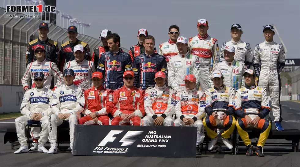 2008 - Vorne: N. Heidfeld, R. Kubica, F. Massa, K. Räikkönen, L. Hamilton, H. Kovalainen, F. Alonso, N. Piquet Jr; Mitte: J. Trulli, T. Glock, M. Webber, D. Cpulthard, J. Button, R. Barrichello; Hinten: S. Bourdais, S. Vettel, T. Sato, A. Davidson, G. Fisichella, A. Sutil, N. Rosber, K. Nakajima. Foto zur News: 2008 - Vorne: N. Heidfeld, R. Kubica, F. Massa, K. Räikkönen, L. Hamilton, H. Kovalainen, F. Alonso, N. Piquet Jr; Mitte: J. Trulli, T. Glock, M. Webber, D. Cpulthard, J. Button, R. Barrichello; Hinten: S. Bourdais, S. Vettel, T. Sato, A. Davidson, G. Fisichella, A. Sutil, N. Rosber, K. Nakajima.