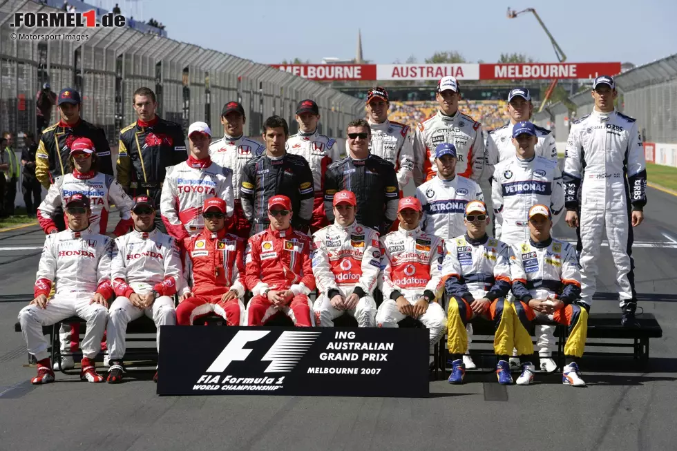 2007 - Vorne: J. Button, R. Barrichello, F. Massa, K. Räikkönen, F. Alonso, L. Hamilton, G. Fisichella, H. Kovalainen; Mitte: J. Trulli, R. Schumacher, M. Webber, D. Coulthard, N. Heidfeld, R. Kubica; Hinten: V. Liuzzi, S. Speed, T. Sato, A. Davidson, C. Albers, S. Sutil, N. Rosberg, A. Wurz. Foto zur News: 2007 - Vorne: J. Button, R. Barrichello, F. Massa, K. Räikkönen, F. Alonso, L. Hamilton, G. Fisichella, H. Kovalainen; Mitte: J. Trulli, R. Schumacher, M. Webber, D. Coulthard, N. Heidfeld, R. Kubica; Hinten: V. Liuzzi, S. Speed, T. Sato, A. Davidson, C. Albers, S. Sutil, N. Rosberg, A. Wurz.