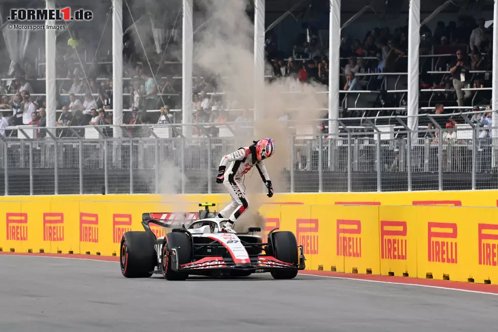 ... Nico Hülkenberg trifft es: Bei seinem Haas VF-23 geht auf Start und Ziel der Motor hoch, der Deutsche muss sich in Sicherheit bringen. Hülkenberg und Ocon verpassen deshalb einiges an Trainingszeit in Montreal und lösen jeweils Rotphasen aus. Ganz zum Schluss ... Foto zur News: ... Nico Hülkenberg trifft es: Bei seinem Haas VF-23 geht auf Start und Ziel der Motor hoch, der Deutsche muss sich in Sicherheit bringen. Hülkenberg und Ocon verpassen deshalb einiges an Trainingszeit in Montreal und lösen jeweils Rotphasen aus. Ganz zum Schluss ...
