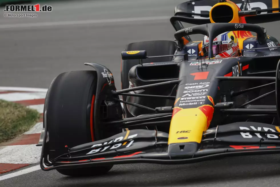 ... fährt Weltmeister Max Verstappen im Red Bull RB19 auf Medium mit 1:17.5 Minuten, aber Ferrari ist ihm dicht auf den Fersen mit Charles Leclerc und etwas weiter dahinter folgt Aston Martin mit Fernando Alonso. Auf eine Runde im Freien Training belegt dieses Trio die Plätze sechs, fünf und vier, während ... Foto zur News: ... fährt Weltmeister Max Verstappen im Red Bull RB19 auf Medium mit 1:17.5 Minuten, aber Ferrari ist ihm dicht auf den Fersen mit Charles Leclerc und etwas weiter dahinter folgt Aston Martin mit Fernando Alonso. Auf eine Runde im Freien Training belegt dieses Trio die Plätze sechs, fünf und vier, während ...