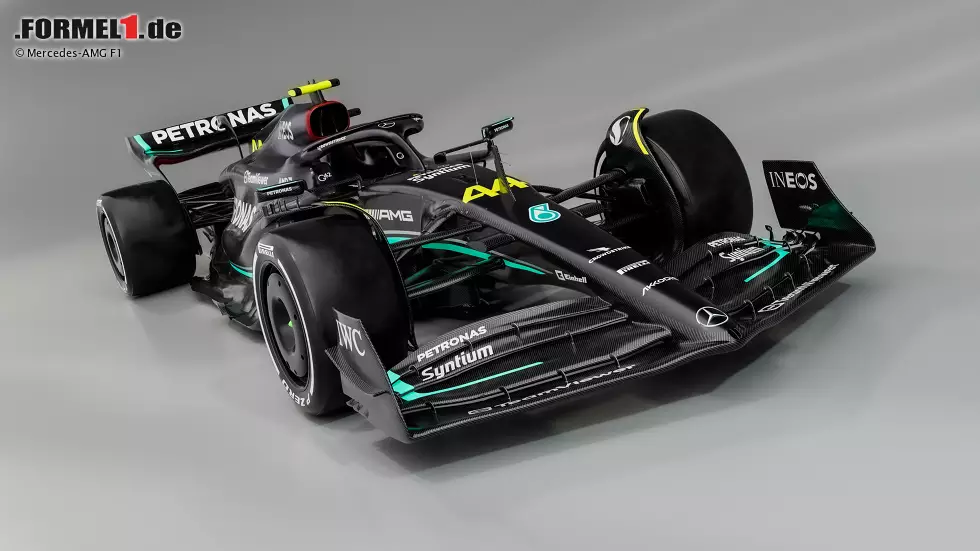 Foto zur News: Das radikale Design der Seitenkästen aus dem Vorjahr wurde auch beim Mercedes W14 beibehalten.