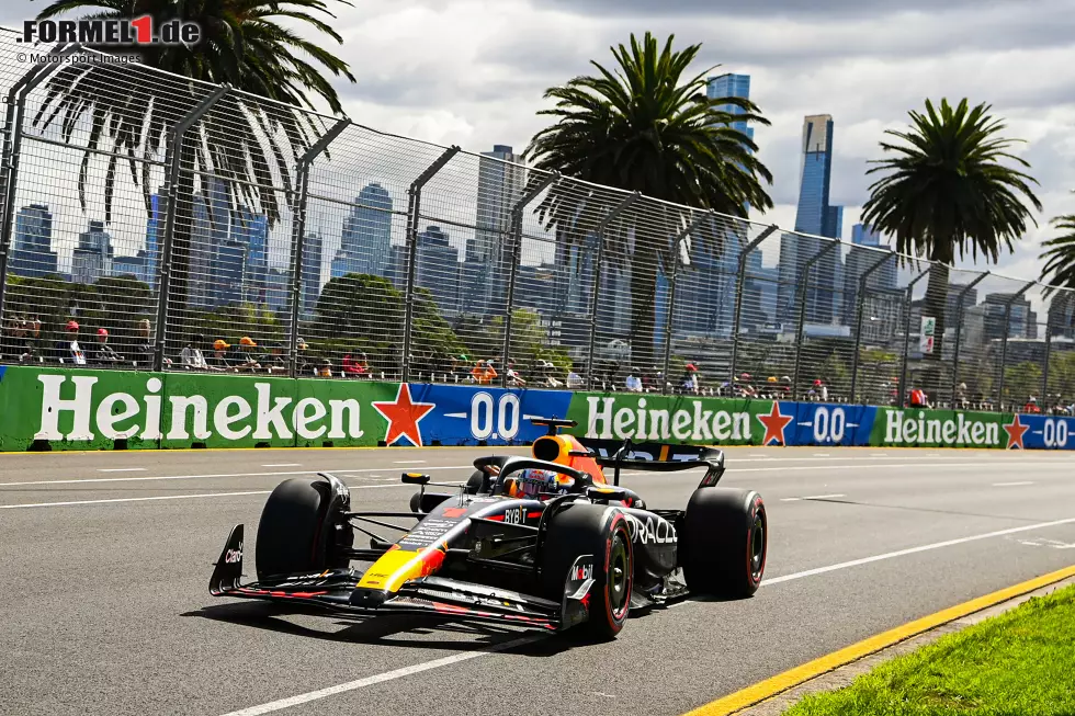 Foto zur News: Mit 1:18.790 Minuten erzielt Max Verstappen im Red Bull RB19 im 1. Freien Training in Melbourne die Bestzeit, die auch am Tagesende noch Bestand hat. Verstappen und Red Bull werden also ihrer Favoritenrolle gerecht, wenngleich ...