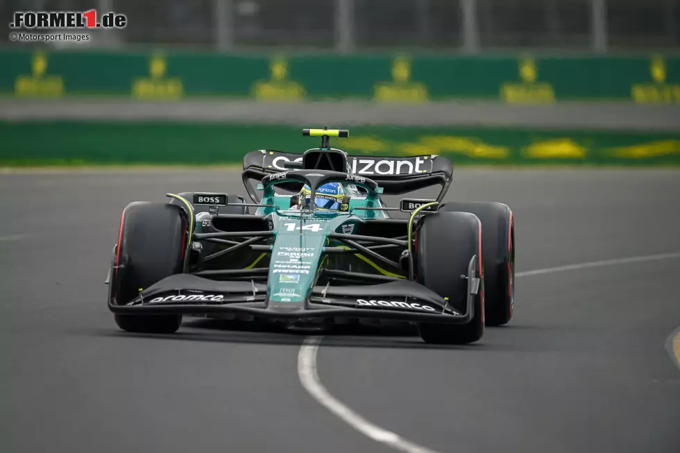 Foto zur News: ... im 2. Freien Training Fernando Alonso im Aston Martin AMR23 vorne ist, aber mit 1:18.887 Minuten einen Hauch langsamer. Und weil Regen einsetzt, ist die Zeitenjagd auf Slicks in dieser Einheit bald vorbei, sodass ...