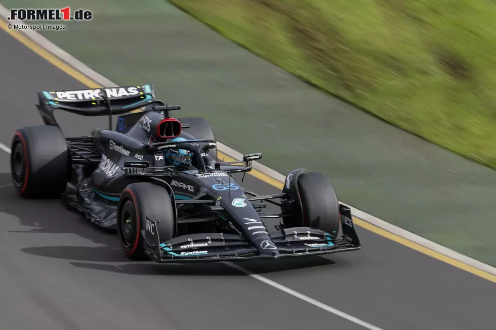 ... etwas überraschend George Russell im Mercedes W14 neben ihm in Reihe eins. Russell hat es somit wieder geschafft, seinen Teamkollegen Lewis Hamilton im Qualifying zu schlagen, bereits zum dritten Mal beim dritten Grand Prix. Geschlagen ist auch ... Foto zur News: ... etwas überraschend George Russell im Mercedes W14 neben ihm in Reihe eins. Russell hat es somit wieder geschafft, seinen Teamkollegen Lewis Hamilton im Qualifying zu schlagen, bereits zum dritten Mal beim dritten Grand Prix. Geschlagen ist auch ...