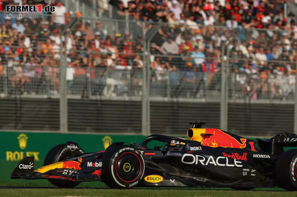 Foto zur News: WM-Spitzenreiter Max Verstappen gewinnt im Red Bull RB19 den Australien-Grand-Prix 2023 in Melbourne, aber ein Start-Ziel-Sieg ist es nicht für den Titelverteidiger, denn ...