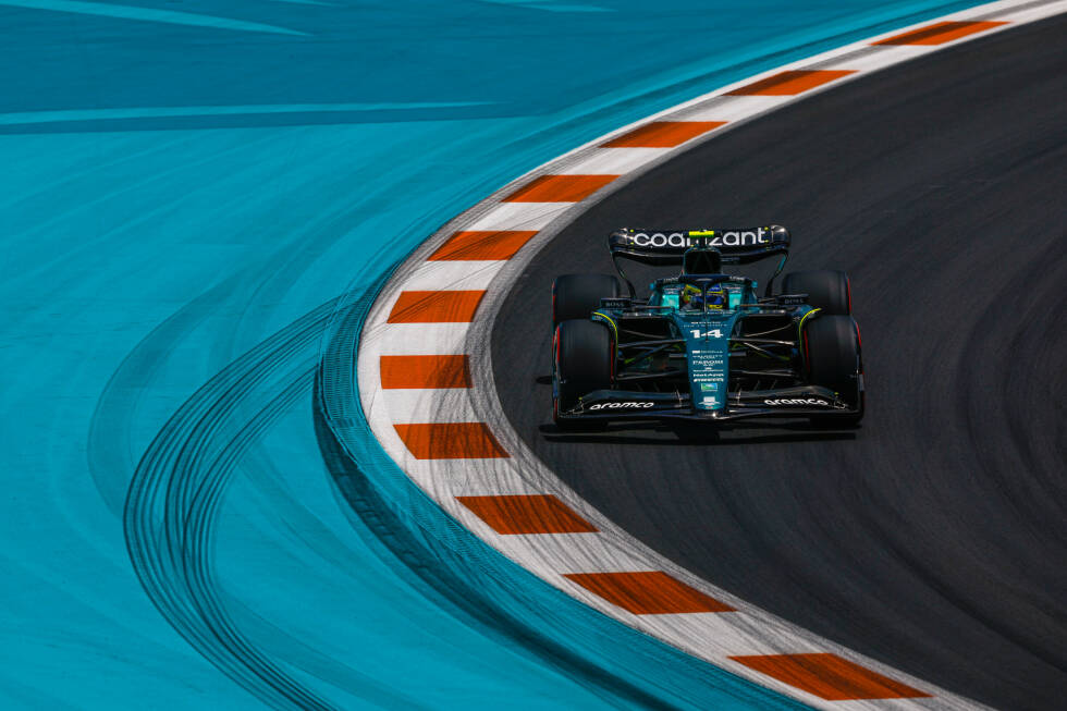 Foto zur News: ... Fernando Alonso im Aston Martin AMR23 reiht sich ein auf P2, mit 0,361 Sekunden Rückstand auf die Bestzeit und 0,147 Sekunden Vorsprung auf Carlos Sainz im zweiten Ferrari. Auf Platz vier folgt ...