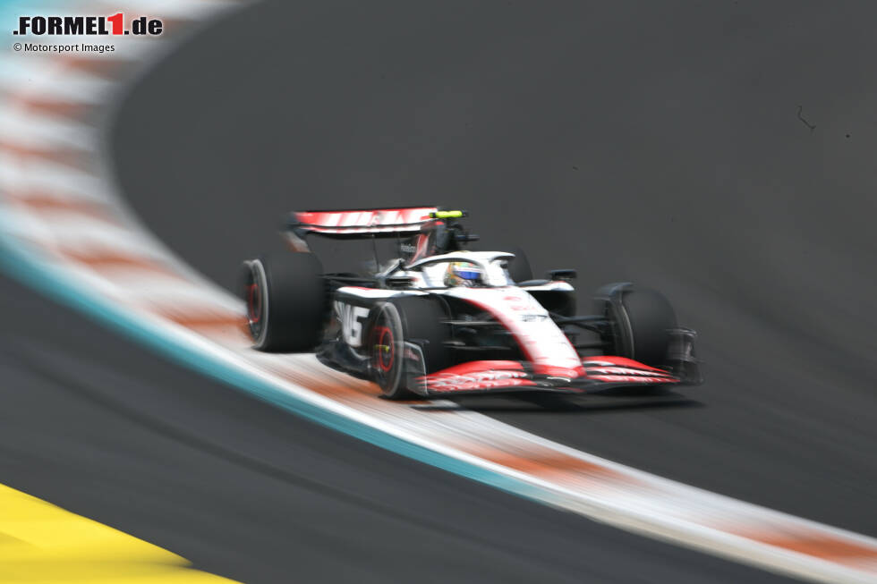 Foto zur News: ... Nico Hülkenberg setzt sich im Haas VF-23 gut in Szene: Er belegt direkt hinter Bottas den achten Platz bei knapp einer Sekunde Rückstand auf die Spitze und wirkt gut gerüstet für das Qualifying in Miami, das ...