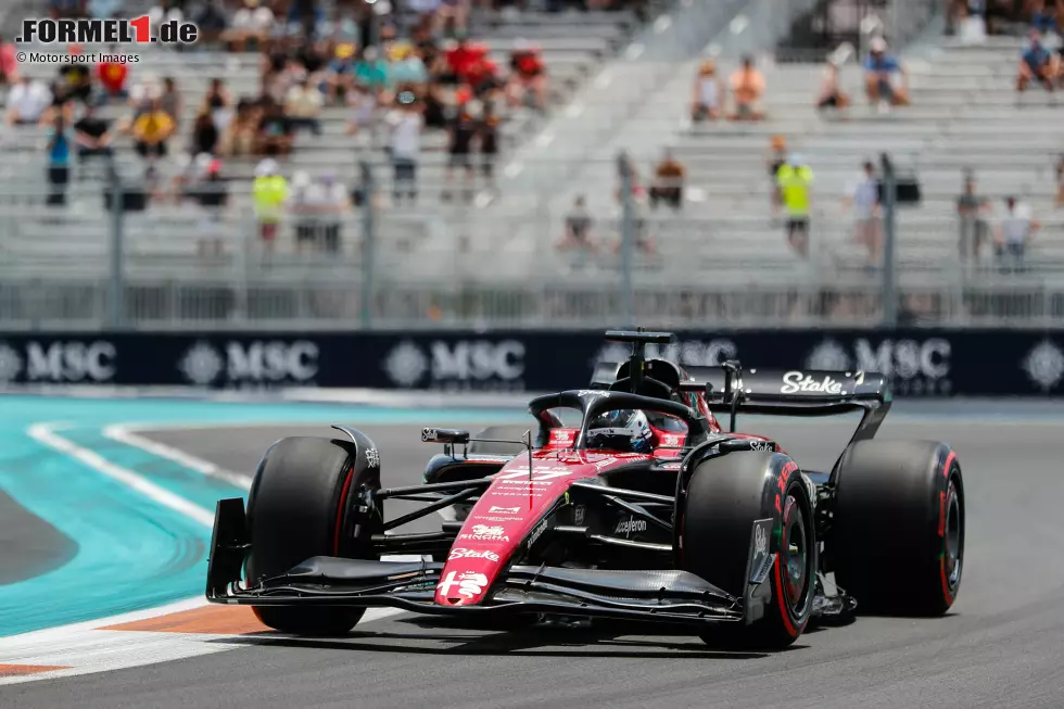 Foto zur News: ... Valtteri Bottas im Alfa Romeo C43 auf Platz sieben, noch vor Fernando Alonso im Aston Martin und beiden Mercedes-Fahrern. Ein Lichtblick für das Team aus der Schweiz, das zuletzt meist nur weit hinten zu finden war. Auch ...