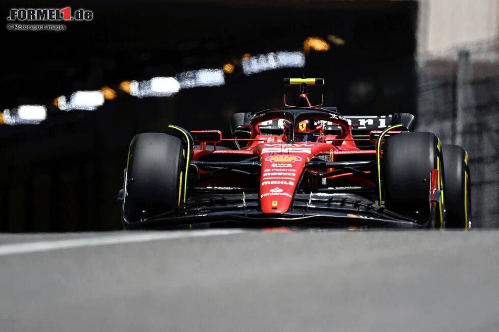 Foto zur News: Carlos Sainz ist im Ferrari SF-23 der schnellste Mann im 1. Freien Training in Monaco. Er kommt mit Medium auf 1:13.372 Minuten und lässt damit Fernando Alonso im Aston Martin AMR23 und Lewis Hamilton im Mercedes W14 um mehrere Zehntel hinter sich. Einen noch größeren Rückstand ...