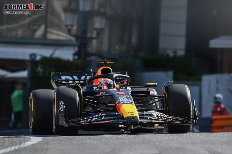... steht Verstappen im Red Bull längst vorne, und er bleibt es auch: 1:12.462 Minuten auf Soft bedeuten die Tagesbestzeit für ihn. Fast dran ist ... Foto zur News: ... steht Verstappen im Red Bull längst vorne, und er bleibt es auch: 1:12.462 Minuten auf Soft bedeuten die Tagesbestzeit für ihn. Fast dran ist ...