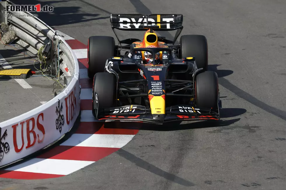 Foto zur News: Max Verstappen eröffnet den Tag mit der Bestzeit im 3. Freien Training. Im Red Bull RB19 schafft er 1:12.776 Minuten und ist damit knapp vor Sergio Perez im Schwesterauto, Dritter wird etwas überraschend Lance Stroll im Aston Martin AMR23. Schlecht läuft es dagegen für ...