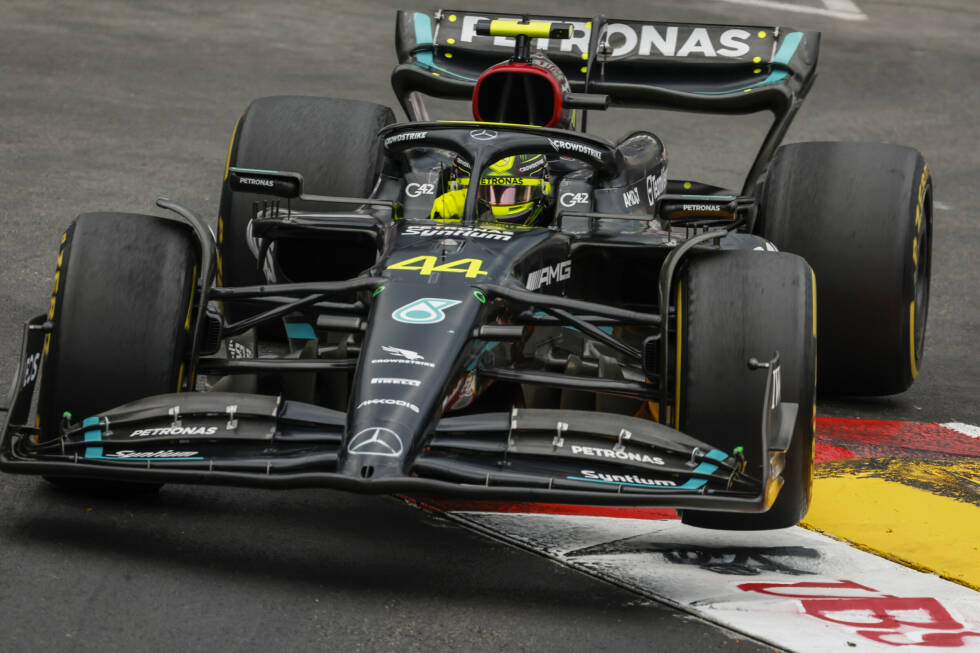 Foto zur News: ... Mercedes darf zufrieden sein: Die beiden W14 von Lewis Hamilton und George Russell laufen auf den Plätzen vier und fünf ins Ziel ein, womit das Team bis auf einen Punkt an Aston Martin rankommt in der Konstrukteurswertung. Auf ...