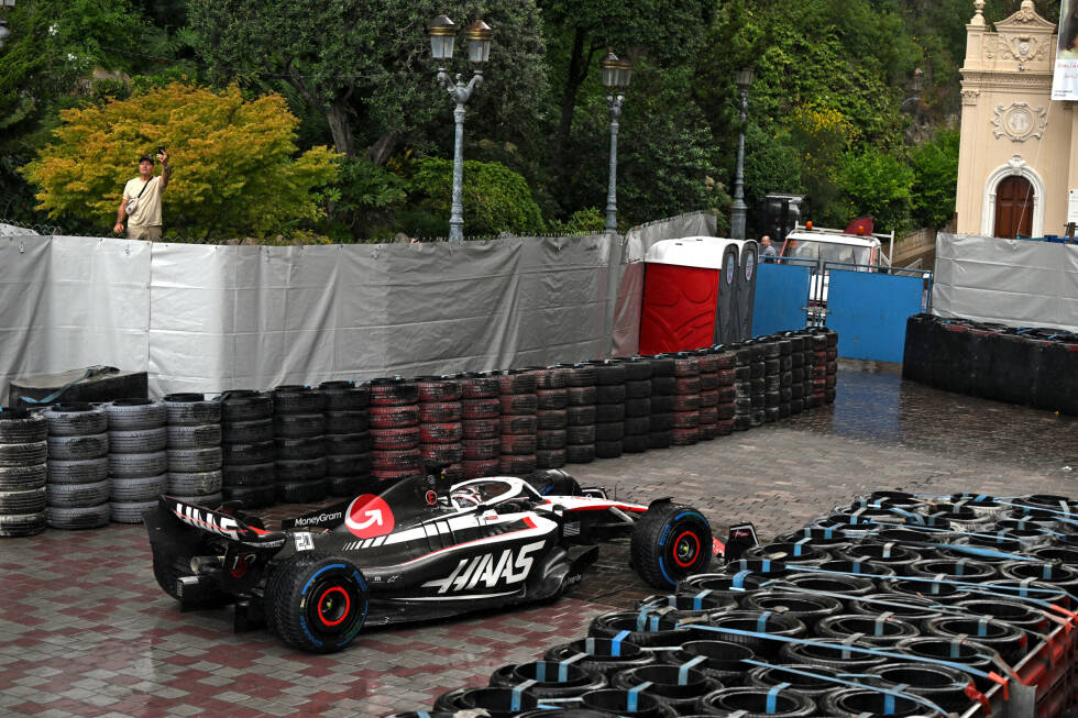 Foto zur News: ... gibt Kevin Magnussen im zweiten Haas das Rennen an der Box auf, nach diversen Zwischenfällen und Ausflügen in die Auslaufzonen, zwischendurch einem Experiment auf Regenreifen. Und auch ...