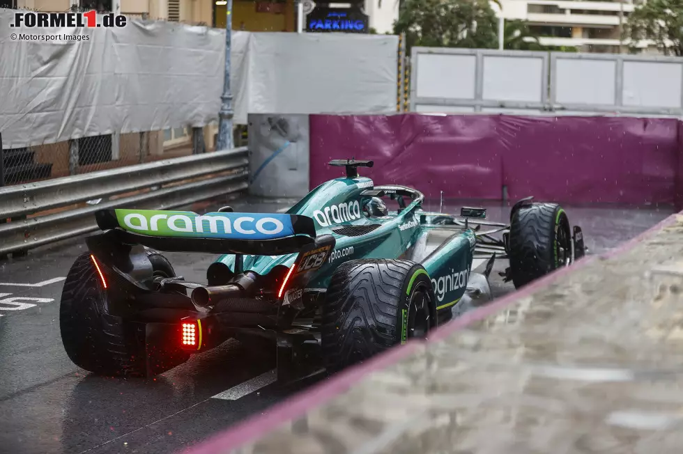 ... Lance Stroll im zweiten Aston Martin erwischt keinen guten Tag: Ein Unfall beendet sein Rennen, nachdem er zuvor mehrfach angeeckt ist, unter anderem mit Perez. Aber schon ... Foto zur News: ... Lance Stroll im zweiten Aston Martin erwischt keinen guten Tag: Ein Unfall beendet sein Rennen, nachdem er zuvor mehrfach angeeckt ist, unter anderem mit Perez. Aber schon ...