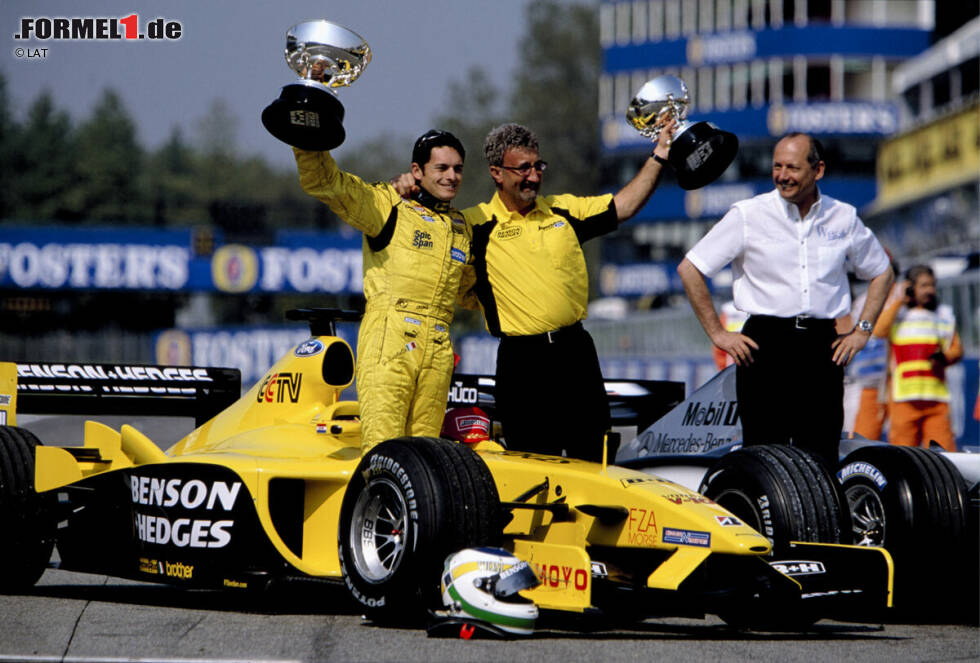 2003 - 7 Podestplätze: Fünf Podien gehen an Renault, die erster Verfolger der drei Topteams Ferrari, Williams-BMW und McLaren sind. Sauber gelingt mit Heinz-Harald Frentzen in den USA eine Überraschung. Die große Sensation ist aber der Sieg von Jordans Giancarlo Fisichella im abgebrochenen Rennen von Brasilien. 2003 - 7 Podestplätze: Fünf Podien gehen an Renault, die erster Verfolger der drei Topteams Ferrari, Williams-BMW und McLaren sind. Sauber gelingt mit Heinz-Harald Frentzen in den USA eine Überraschung. Die große Sensation ist aber der Sieg von Jordans Giancarlo Fisichella im abgebrochenen Rennen von Brasilien.