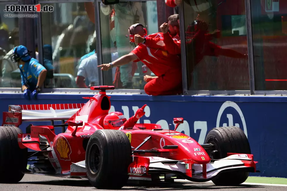 9. Meiste Siege bei einem Grand Prix: Gewinnt Lewis Hamilton in Silverstone oder Budapest, ist Michael Schumacher einen Rekord los. Der Brite gewann bei den beiden Rennen nämlich jeweils achtmal, genau wie Schumacher in Frankreich. Ein Sieg könnte den Mercedes-Piloten alleine an die Spitze bringen, wie auch beim wichtigsten Rekord ... Foto zur News: 9. Meiste Siege bei einem Grand Prix: Gewinnt Lewis Hamilton in Silverstone oder Budapest, ist Michael Schumacher einen Rekord los. Der Brite gewann bei den beiden Rennen nämlich jeweils achtmal, genau wie Schumacher in Frankreich. Ein Sieg könnte den Mercedes-Piloten alleine an die Spitze bringen, wie auch beim wichtigsten Rekord ...