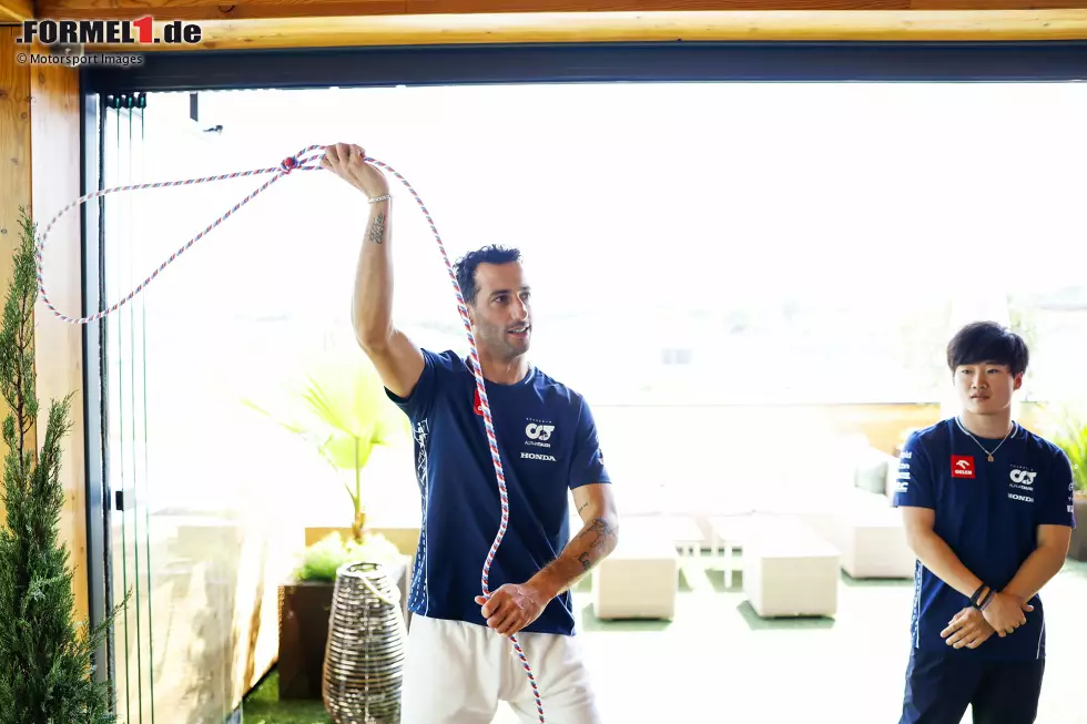 ... ist AlphaTauri das große Motto für Ricciardo, und er wird schon am ersten offiziellen Arbeitstag gleich in die PR-Maschinerie des Teams eingebunden und darf Werbung machen für den USA-Grand-Prix in Austin. Danach ... Foto zur News: ... ist AlphaTauri das große Motto für Ricciardo, und er wird schon am ersten offiziellen Arbeitstag gleich in die PR-Maschinerie des Teams eingebunden und darf Werbung machen für den USA-Grand-Prix in Austin. Danach ...