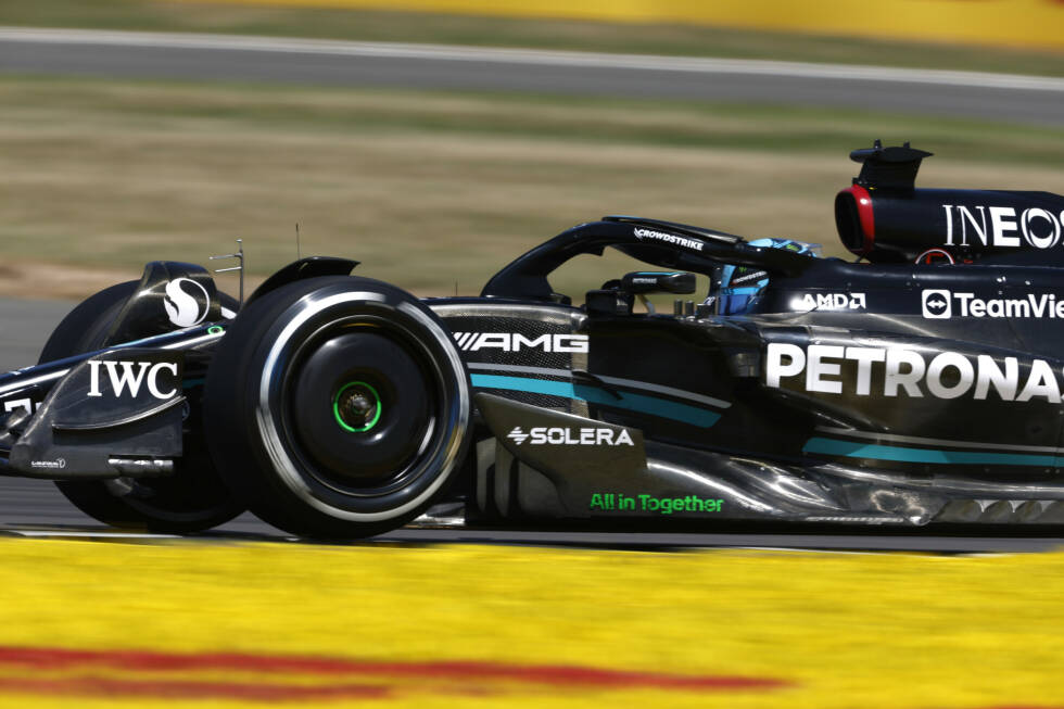 Foto zur News: ... bei Mercedes gibt es Sorgenfalten trotz einiger neuer Teile: Die Fahrer beschweren sich fortwährend über zu wenig Grip und kommen nicht auf Touren. George Russell fährt den W14 auf P12, Lewis Hamilton wird nur 15. beim Heimspiel des Teams. Besser läuft es da schon für ...
