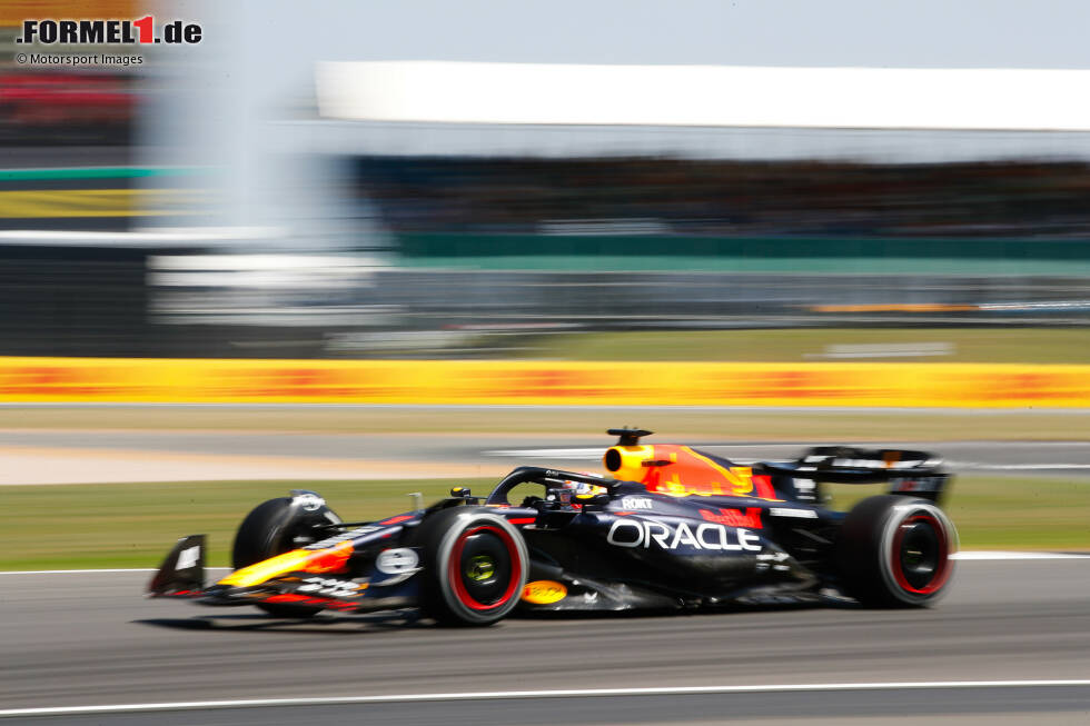 Foto zur News: Max Verstappen im Red Bull RB19 beginnt den Formel-1-Freitag in Silverstone mit der Bestzeit: 1:28.600 Minuten auf Soft. Er ist damit fast fünf Zehntel schneller als sein Teamkollege Sergio Perez und ...