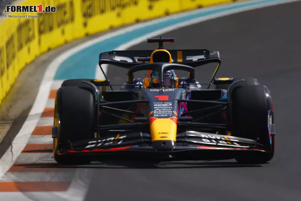 Foto zur News: Max Verstappen gewinnt den Miami-Grand-Prix 2023 im Red Bull RB19 von Startplatz neun kommend und baut damit seine Führung in der WM weiter aus. Sein einziger Gegner ...