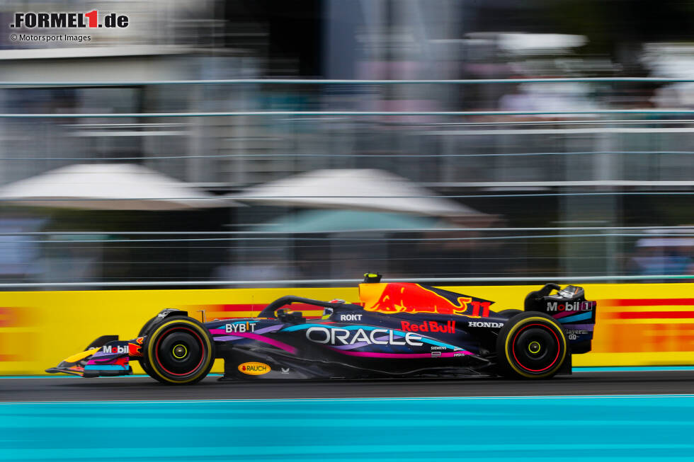 Foto zur News: ... Sergio Perez im zweiten Red Bull führt zunächst von der Poleposition aus, doch Verstappen ringt ihn im direkten Duell nieder. Beide Red Bull fahren in einer eigenen Liga, bester Verfolger wird ...