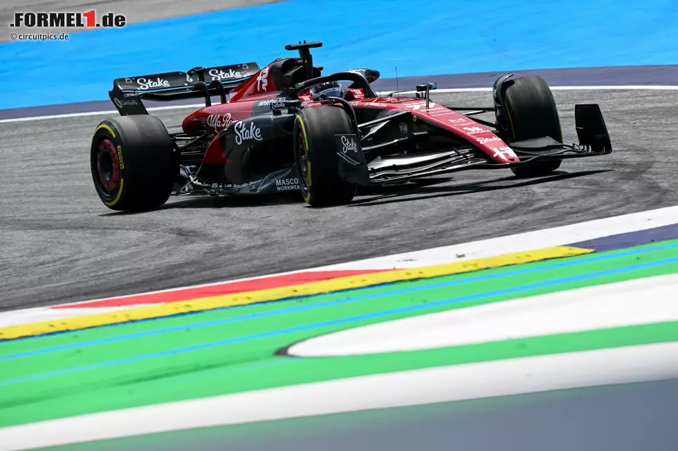 ... Valtteri Bottas im Alfa Romeo C43 zu: P15. Aber es hätte auch P20 sein können, weil er sich gleich zu Beginn im Qualifying ausgangs Kurve 1 wegdreht. Es gibt Rot, doch Bottas kriegt das Auto nochmal in Gang und kann weitermachen. Ganz hinten steht deshalb ... Foto zur News: ... Valtteri Bottas im Alfa Romeo C43 zu: P15. Aber es hätte auch P20 sein können, weil er sich gleich zu Beginn im Qualifying ausgangs Kurve 1 wegdreht. Es gibt Rot, doch Bottas kriegt das Auto nochmal in Gang und kann weitermachen. Ganz hinten steht deshalb ...