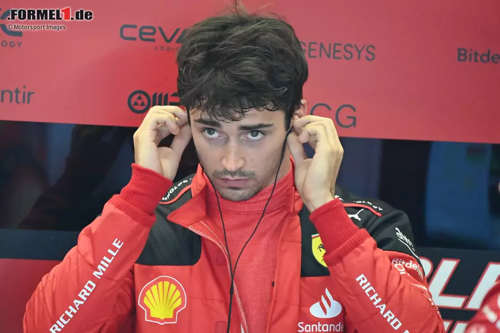 ... auch für Charles Leclerc läuft es nicht nach Plan: Der Ferrari-Fahrer wird um drei Positionen strafversetzt, weil er im Shootout McLaren-Mann Oscar Piastri aufgehalten hat. Im Sprintrennen ... Foto zur News: ... auch für Charles Leclerc läuft es nicht nach Plan: Der Ferrari-Fahrer wird um drei Positionen strafversetzt, weil er im Shootout McLaren-Mann Oscar Piastri aufgehalten hat. Im Sprintrennen ...