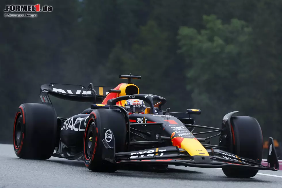 Foto zur News: Max Verstappen ist im Red Bull RB19 der Schnellste im Sprint-Shootout am Samstag in Spielberg, und das deutlich: Mit 1:04.440 Minuten bleibt er 0,493 Sekunden vor seinem schärfsten Verfolger, Teamkollege Sergio Perez. Dahinter ...