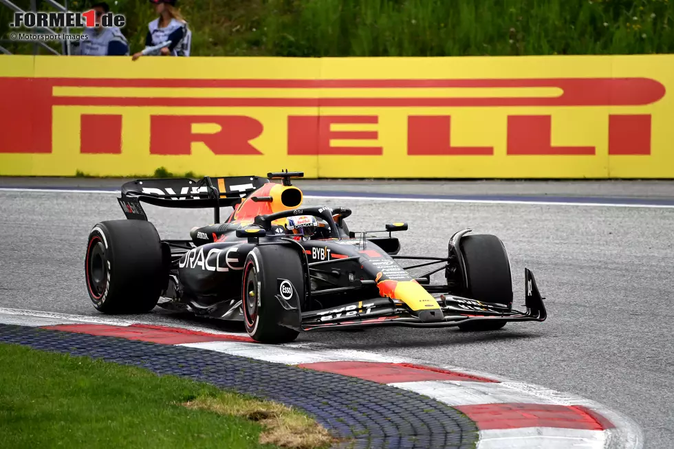 Foto zur News: Max Verstappen gewinnt im Red Bull RB19 überlegen den Österreich-Grand-Prix 2023 und holt sich mit dem Sieg im Sprint und der schnellsten Rennrunde am Sonntag die maximale Punktzahl. Er baut seine Führung in der WM weiter aus, während ...