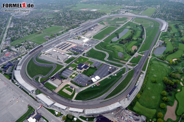 Foto zur News: Von 1950 bis 1960 zählt das Indianapolis 500 in den USA offiziell zur Formel-1-Weltmeisterschaft, also firmiert der Indianapolis Motor Speedway mit seinem Oval-Kurs im Rennkalender - ohne, dass dort nach Formel-1-Regeln oder mit Formel-1-Autos gefahren wird.