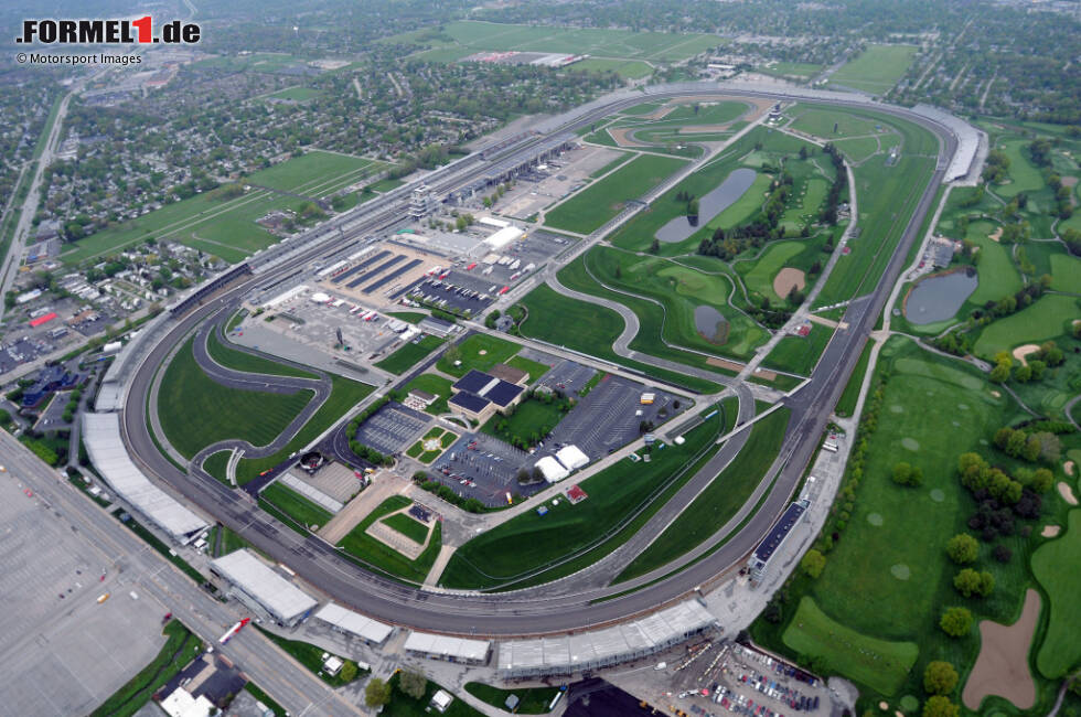 Foto zur News: Von 1950 bis 1960 zählt das Indianapolis 500 in den USA offiziell zur Formel-1-Weltmeisterschaft, also firmiert der Indianapolis Motor Speedway mit seinem Oval-Kurs im Rennkalender - ohne, dass dort nach Formel-1-Regeln oder mit Formel-1-Autos gefahren wird.