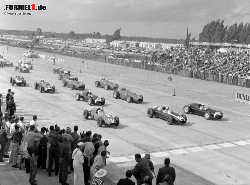 Foto zur News: 1959 wird der USA-Grand-Prix einmalig auf dem Sebring International Raceway in Florida ausgetragen. Der Rennausgang ist berühmt: Jack Brabham schiebt sein Auto ins Ziel - und ist Weltmeister!
