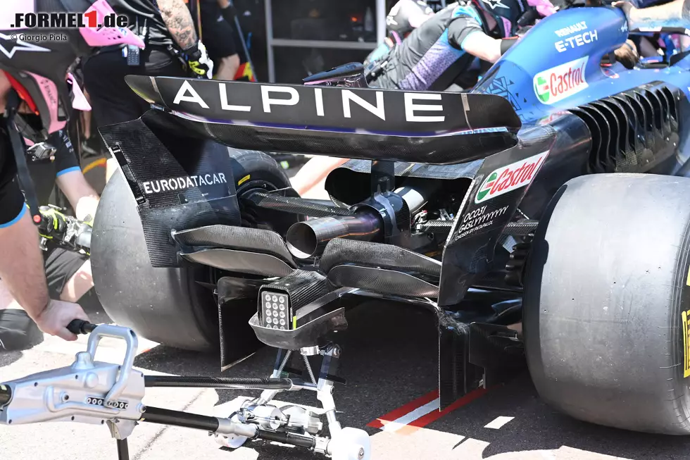 Ein Überblick über das Heck des A523 in Monaco, bei dem ein High-Downforce-Heckflügel und ein Beam-Wing zum Einsatz kommen, während die maximale Kühlrippenanordnung auf der Motorabdeckung ebenfalls Anwendung findet. Foto zur News: Ein Überblick über das Heck des A523 in Monaco, bei dem ein High-Downforce-Heckflügel und ein Beam-Wing zum Einsatz kommen, während die maximale Kühlrippenanordnung auf der Motorabdeckung ebenfalls Anwendung findet.