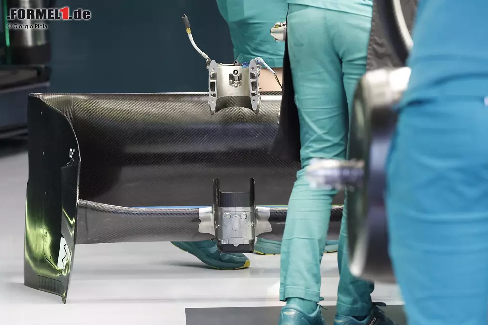 Eine ungewöhnliche Ansicht des Heckflügels, die zeigt, wie der Beam-Wing mit der Crashstruktur verbunden ist, wie dick die Sickenlinie an der Außenseite der Endplatte ist und was für Metallteile bei der zentralen Haltesäule zum Einsatz kommen. Foto zur News: Eine ungewöhnliche Ansicht des Heckflügels, die zeigt, wie der Beam-Wing mit der Crashstruktur verbunden ist, wie dick die Sickenlinie an der Außenseite der Endplatte ist und was für Metallteile bei der zentralen Haltesäule zum Einsatz kommen.