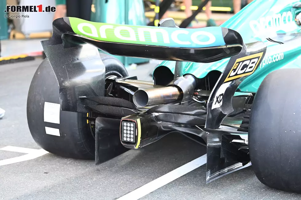Ein Überblick über das Heck des AMR23, einschließlich der abgestuften Unterkante des Bremskanal-Winglets, der Versteilerung des Diffusorprofils im Bereich der Hinterkante und des beschnittenen Heckflügels. Foto zur News: Ein Überblick über das Heck des AMR23, einschließlich der abgestuften Unterkante des Bremskanal-Winglets, der Versteilerung des Diffusorprofils im Bereich der Hinterkante und des beschnittenen Heckflügels.