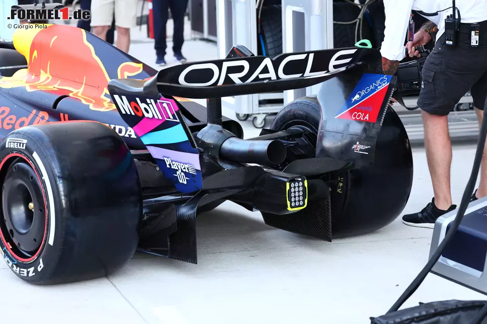 Ein Blick auf das Heck des Red Bull RB19. Das Team hat sich für nur ein einziges Element beim Beam-Wing entschieden, was in dieser Saison ein gewohnter Anblick ist, da man versucht, den Abtrieb und den Luftwiderstand für jede Strecke zu optimieren. Foto zur News: Ein Blick auf das Heck des Red Bull RB19. Das Team hat sich für nur ein einziges Element beim Beam-Wing entschieden, was in dieser Saison ein gewohnter Anblick ist, da man versucht, den Abtrieb und den Luftwiderstand für jede Strecke zu optimieren.