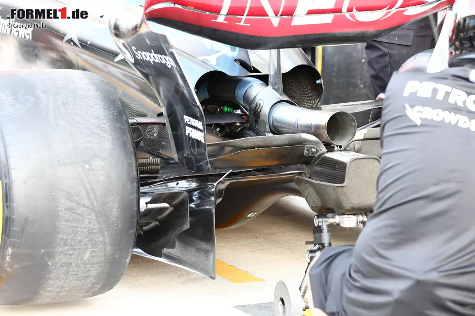 Detail am Heck des Mercedes W14, einschließlich des dreistufigen unteren Bremskanalabweisers, der in Aserbaidschan eingeführt wurde. Foto zur News: Detail am Heck des Mercedes W14, einschließlich des dreistufigen unteren Bremskanalabweisers, der in Aserbaidschan eingeführt wurde.