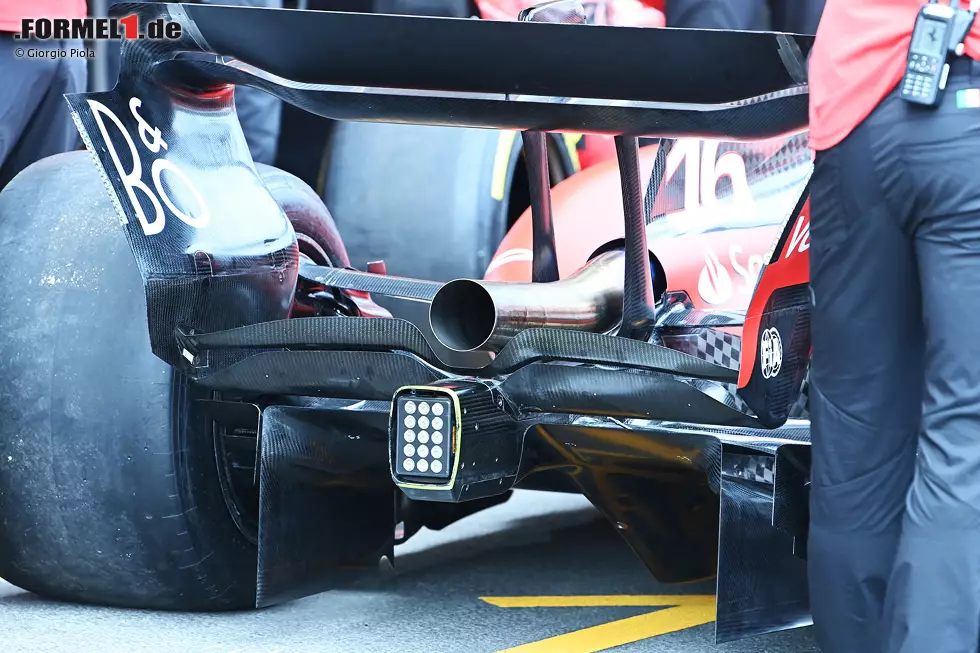 Ferraris doppelter Beam-Wing hat oben ein kürzeres Sehnenelement, das sich über die gesamte Spannweite des Flügels erstreckt, während die meisten Teams die oberen Elemente normalerweise an der Oberseite der Crash-Struktur befestigen. Foto zur News: Ferraris doppelter Beam-Wing hat oben ein kürzeres Sehnenelement, das sich über die gesamte Spannweite des Flügels erstreckt, während die meisten Teams die oberen Elemente normalerweise an der Oberseite der Crash-Struktur befestigen.