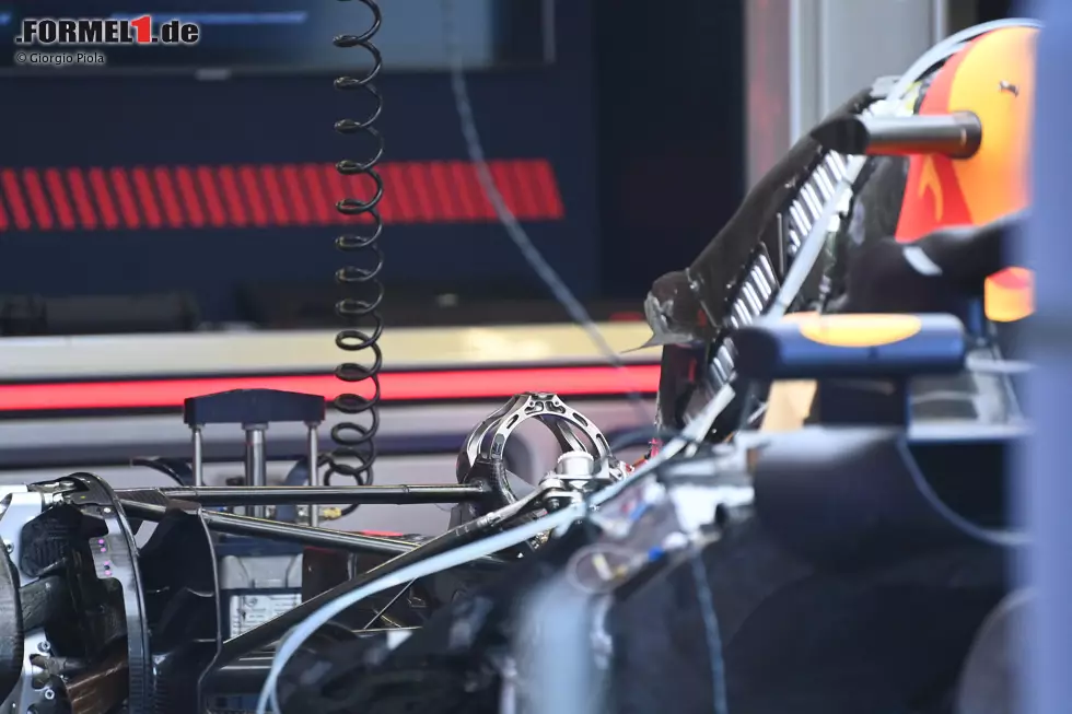 Die Metallbrücke, die den Mittelpfeiler des Heckflügels am Red Bull RB19 trägt, dient auch als höhere Position für die Befestigung des oberen Querlenkers. Foto zur News: Die Metallbrücke, die den Mittelpfeiler des Heckflügels am Red Bull RB19 trägt, dient auch als höhere Position für die Befestigung des oberen Querlenkers.