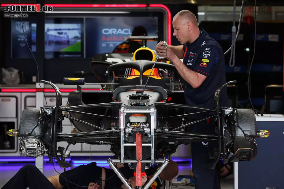 Australien: Während der Red Bull RB19 für den Einsatz vorbereitet wird, können wir einen Blick auf die Vorderradbremse in verschiedenen Stadien des Aufbaus werfen, wobei die Bremssattelverkleidung auf der linken Seite des Autos installiert ist. Im Gegensatz dazu ist sie auf der rechten Seite nackt. Foto zur News: Australien: Während der Red Bull RB19 für den Einsatz vorbereitet wird, können wir einen Blick auf die Vorderradbremse in verschiedenen Stadien des Aufbaus werfen, wobei die Bremssattelverkleidung auf der linken Seite des Autos installiert ist. Im Gegensatz dazu ist sie auf der rechten Seite nackt.