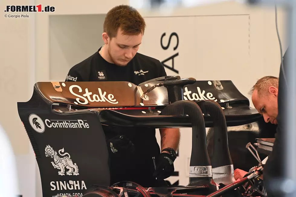 Der DRS-Pod von Alfa Romeo wurde im Vergleich zur Version für Bahrain modifiziert, da ein kleinerer Kanal für den Mechanismus im oberen hinteren Teil des Hauptpods sitzt. Gleichzeitig wurden die Zapfen durch eine konventionellere tonnenförmige Lösung ersetzt, anstatt der tropfenförmigen, die wir bereits gesehen haben. Foto zur News: Der DRS-Pod von Alfa Romeo wurde im Vergleich zur Version für Bahrain modifiziert, da ein kleinerer Kanal für den Mechanismus im oberen hinteren Teil des Hauptpods sitzt. Gleichzeitig wurden die Zapfen durch eine konventionellere tonnenförmige Lösung ersetzt, anstatt der tropfenförmigen, die wir bereits gesehen haben.